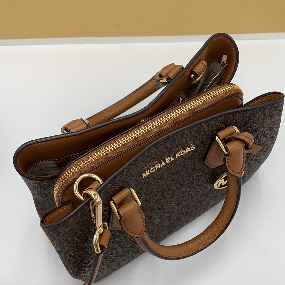 MICHAEL KORS
Camille Small Satchel / Crossbody BROWN
SIGNATURE COLOR - Picture 7 of 16